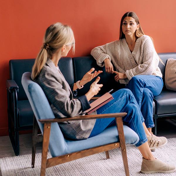 Mentale Gesundheit & Beratung Zwei Frauen im Gespräch in einem Beratungsraum – Symbol für mentale Gesundheit und Unterstützung